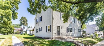 Stylish & Comfy Downtown Retreat: Queen Bed + Sofa Bed - Laundry - Free Parking!