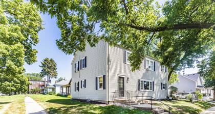 Stylish & Comfy Downtown Retreat: Queen Bed + Sofa Bed - Laundry - Free Parking!