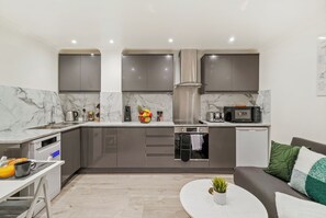 Frigorifero, microonde, forno, piano cottura