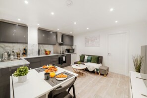 Frigorifero, microonde, forno, piano cottura