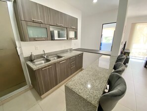 Fridge, microwave, oven, stovetop - Habitalia paraiso luxury apartment (Cancún)