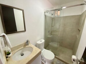 Een douche, een haardroger, handdoeken, toiletpapier