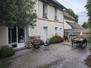 Outdoor dining - Maison de Campagne Proche Paris, Disneyland et Astérix! Proche Base de Loisirs (Annet-sur-Marne)