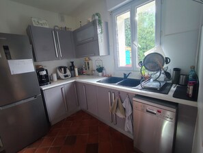 Microwave, oven, stovetop, dishwasher - Maison de Campagne Proche Paris, Disneyland et Astérix! Proche Base de Loisirs (Annet-sur-Marne)