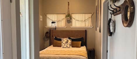 1 bedroom, desk, WiFi, bed sheets