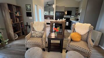 Televisie, een open haard, boeken en een stereo