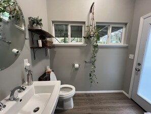 Ducha, toallas, jabón y champú