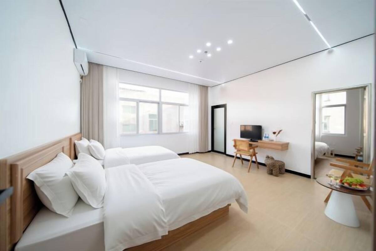 Een moderne hotelkamer met een groot bed, een bureau, een stoel en een televisie.