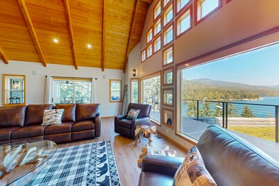 Gorgeous mountain home with dock, lake views, Kayaks & Hiking Trails