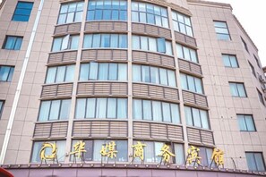 Un edificio de varios pisos con fachada curva y grandes ventanales.