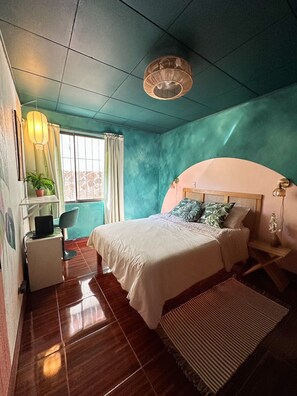 2 dormitorios, escritorio, tabla de planchar con plancha y wifi