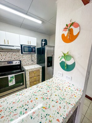 Kühlschrank, Mikrowelle, Ofen, Herdplatte