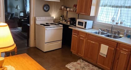 Charming 2-bedroom apartment with AC, WiFi in amazing Liberty