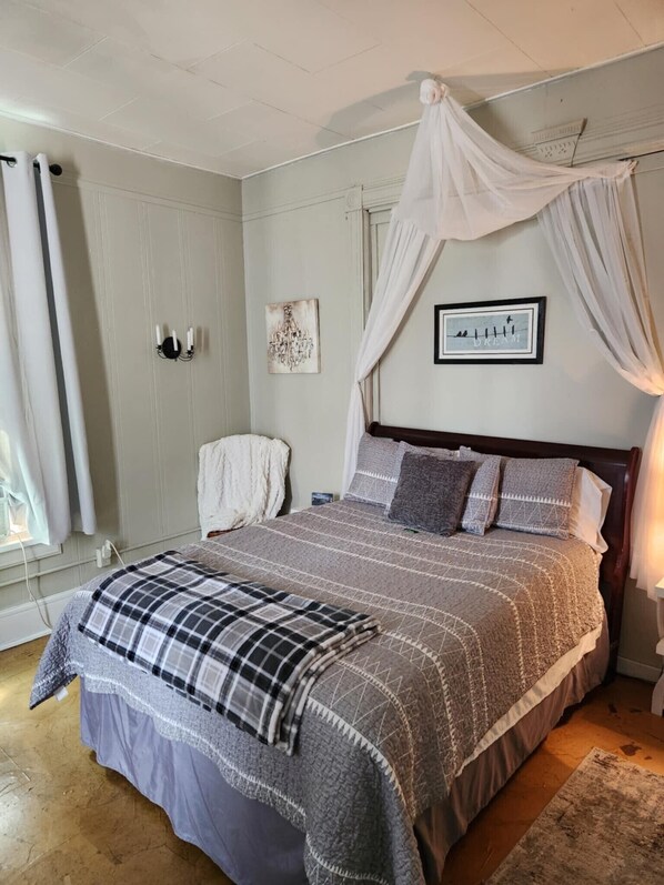 2 عدّة غرف نوم وواي فاي مجانًا وملاءات أسرّة