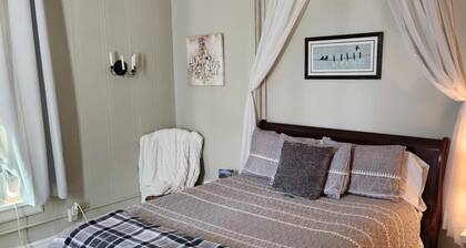 Charming 2-bedroom apartment with AC, WiFi in amazing Liberty