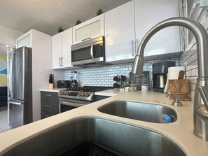 Kylskåp, mikrovågsugn, spishäll och kaffe- och tebryggare