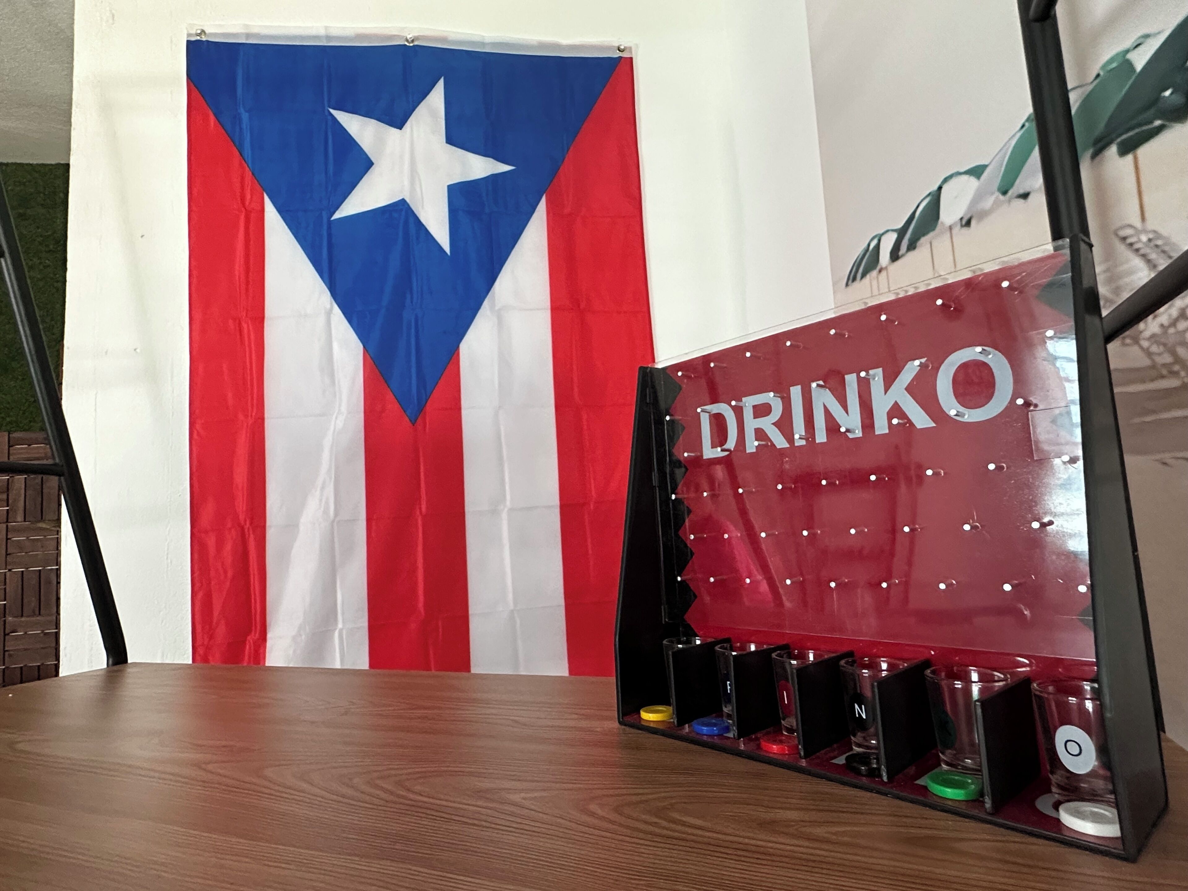 Ein Tisch mit einem Getränkespender und einer Flagge im Hintergrund.