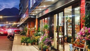 A flower shop with a variety of potted plants and flowers displayed outside. - Yandangshan Sunshine Hotel (Yueqing)