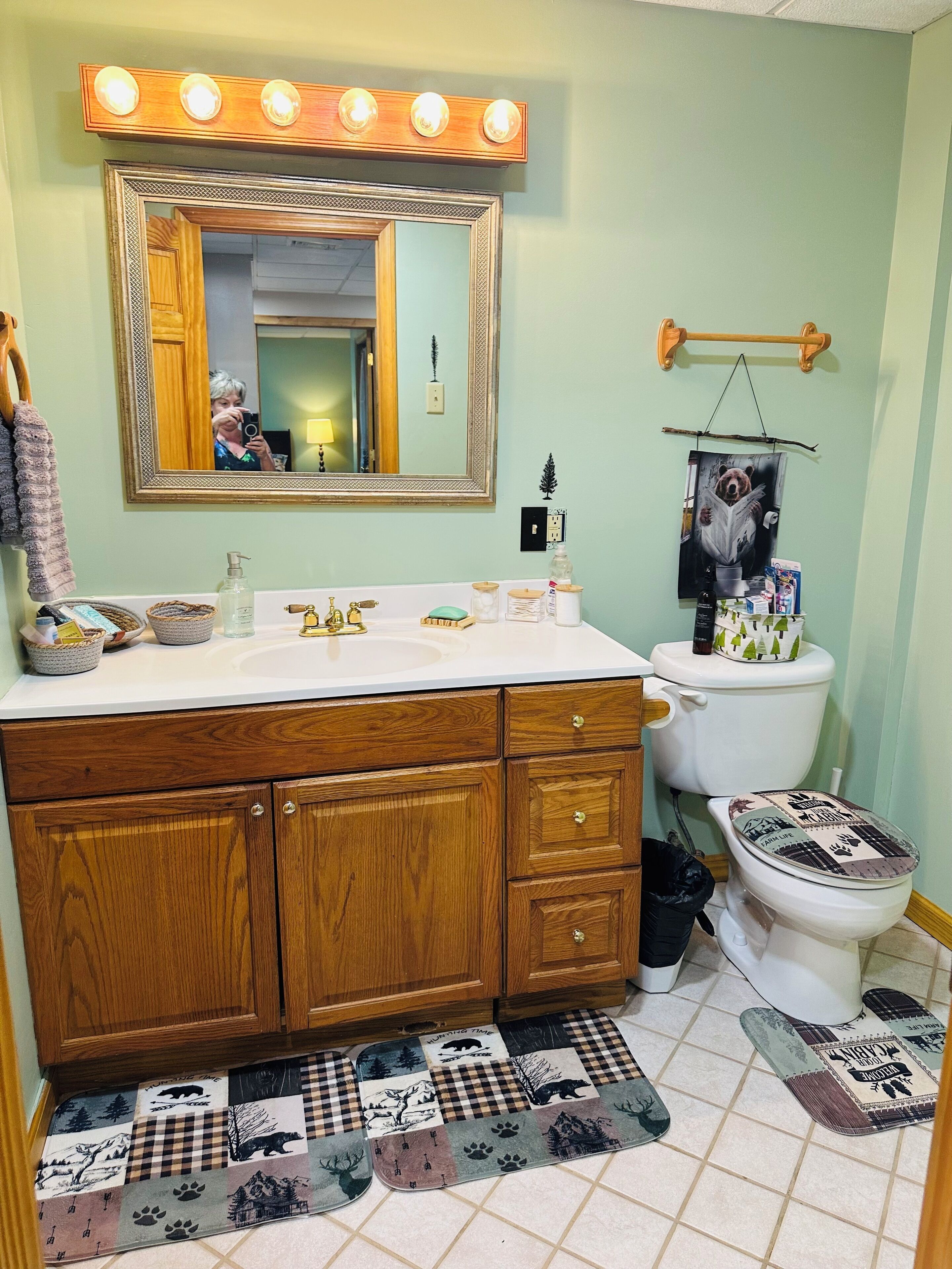 Een douche, een haardroger, handdoeken, zeep