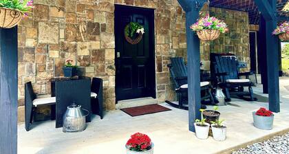 Bear Valley Cabin, a beautiful secluded oasis 4 a Romantic or family getaway.