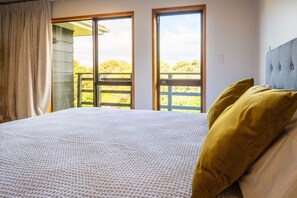 5 bedrooms, iron/ironing board, WiFi, bed sheets