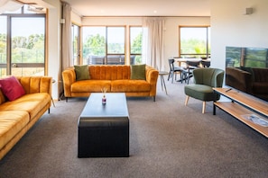 TV - Chapman House Auckland (Auckland)