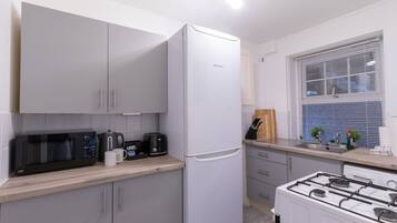 Kühlschrank, Mikrowelle, Ofen, Toaster