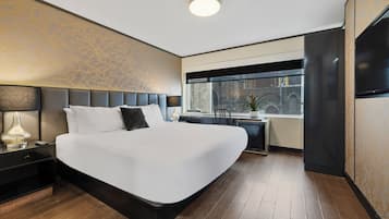 Superior Queen | Desk, blackout drapes, iron/ironing board, free WiFi