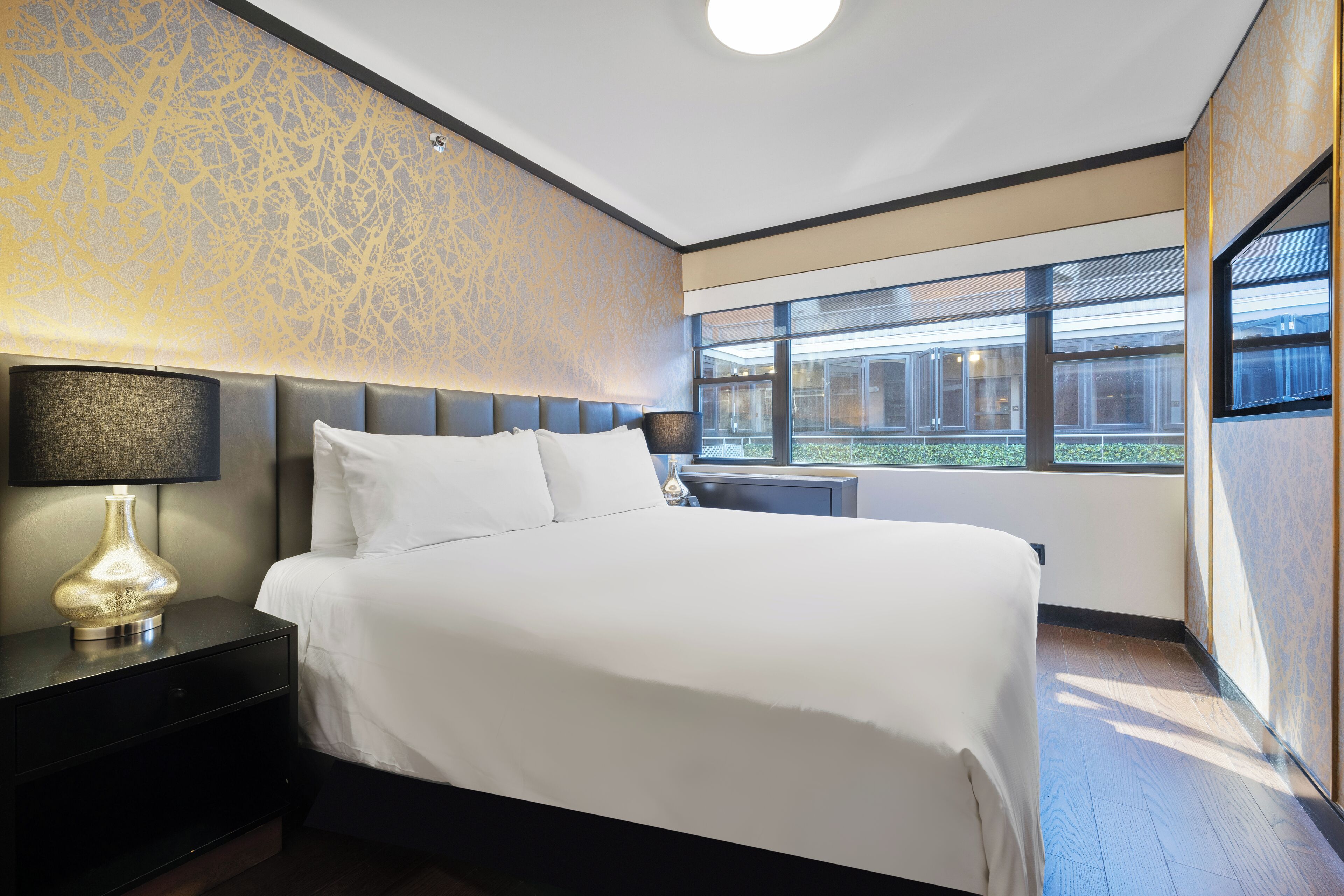 Superior King | Desk, blackout drapes, iron/ironing board, free WiFi