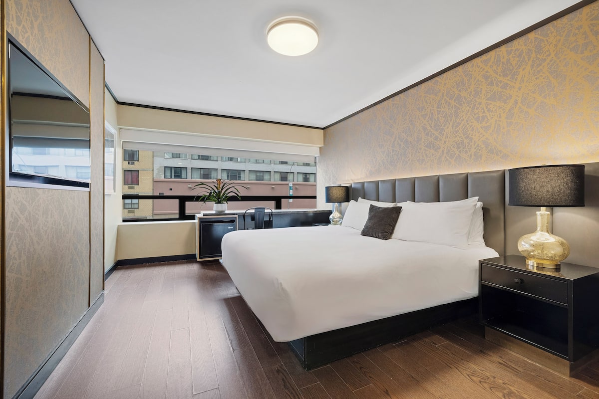 Superior King | Desk, blackout curtains, iron/ironing board, free WiFi