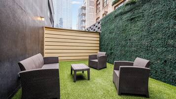 Backyard Queen | Terrace/patio