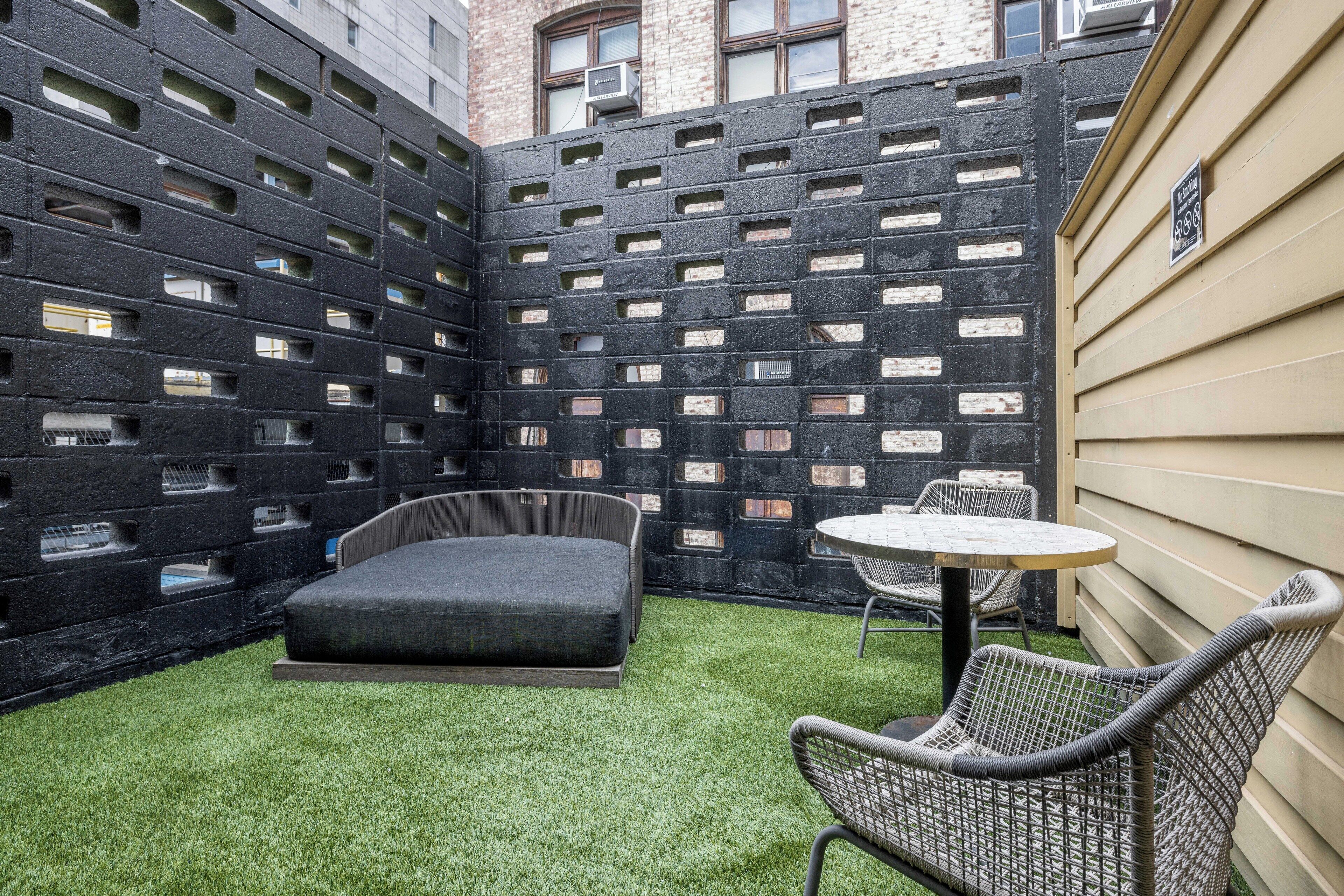 Backyard Queen | Terrace/patio
