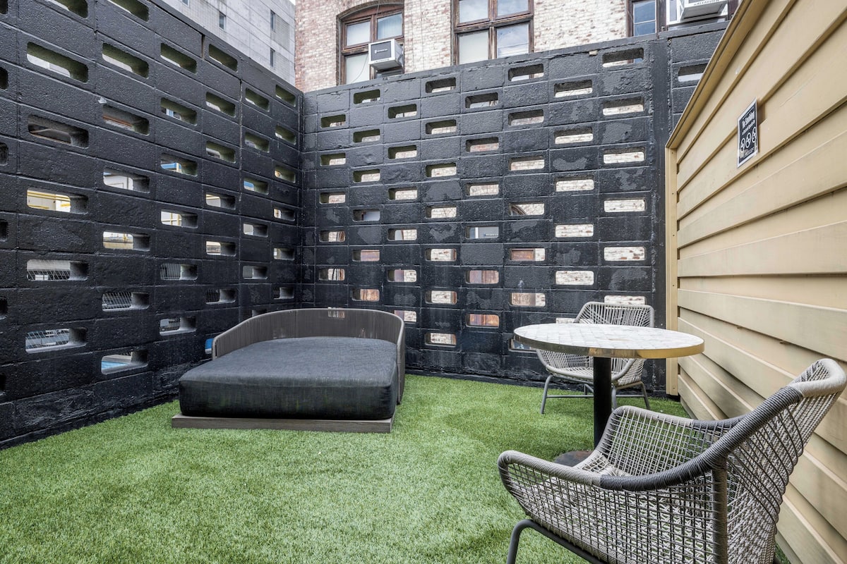 Backyard Queen | Terrace/patio