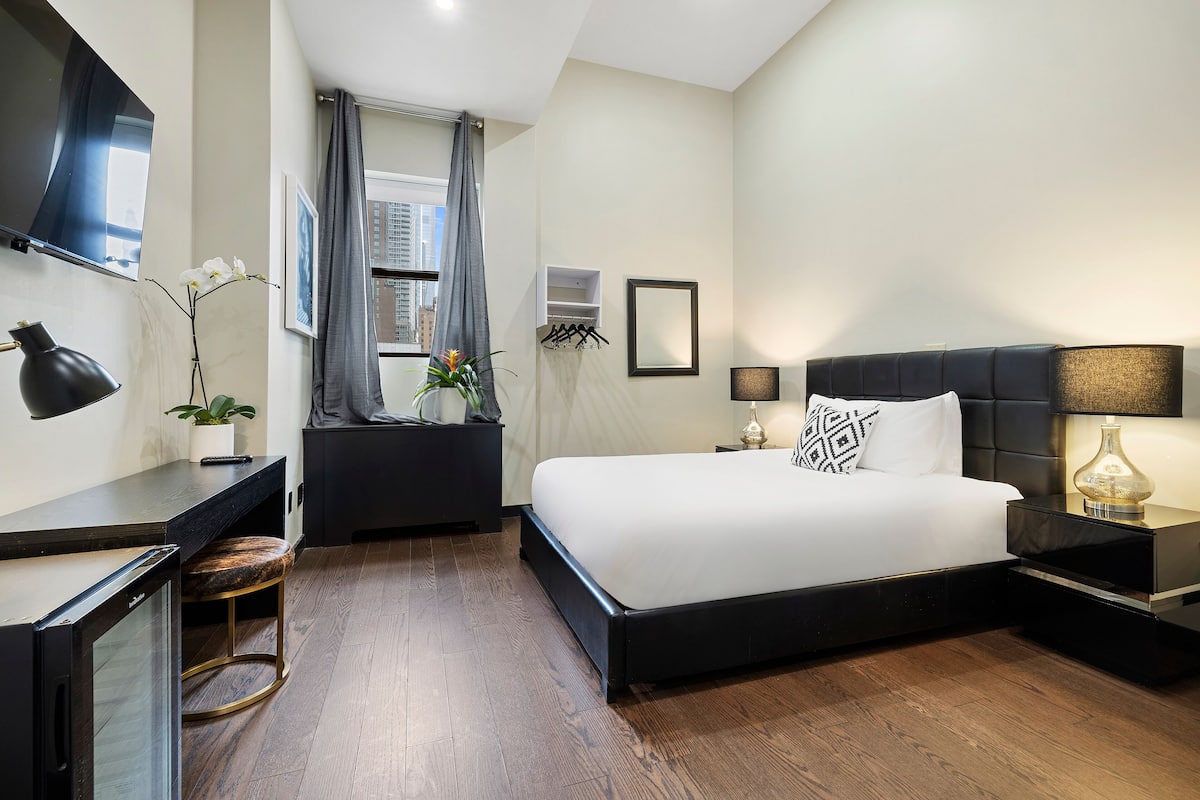 Standard King | Desk, blackout curtains, iron/ironing board, free WiFi