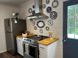 Fridge, microwave, oven, stovetop - Peaceful Fall Get-A-Way on the Lake (Hartwell)