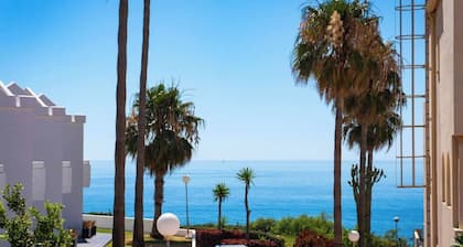 Modern Beachside Flat in Wyndham Costa del Sol
