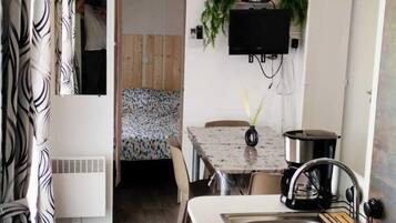 Fridge, microwave, oven, coffee/tea maker