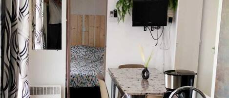 Fridge, microwave, oven, coffee/tea maker