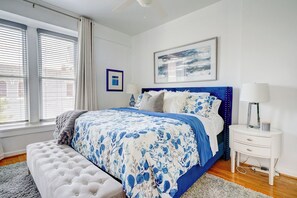 2 bedrooms, desk, iron/ironing board, travel crib - The Art Loft - A Luxurious 2-BdRm in the Heart of Historic Downtown Wilmington (Wilmington)