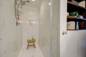 Dusche, Haartrockner, Bidet, Handtücher