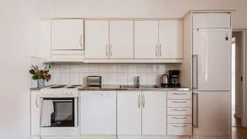 Een kookplaat, een vaatwasser