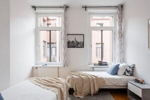 Tabla de planchar con plancha, wifi y ropa de cama 