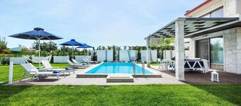 5-Bedroom Villa w/ Pool & Garden – Near Beach