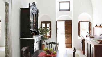 Fridge, coffee/tea maker