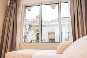 In-room safe, blackout drapes, free WiFi, bed sheets - RentUp Suites Salta (Salta)