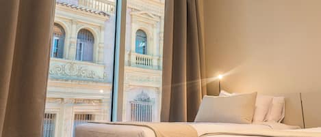 Habitación triple | Cortinas blackout, wifi gratis y ropa de cama