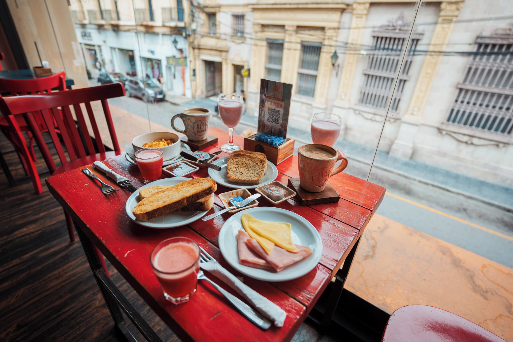 Desayuno a la carta todos los días (con cargo)