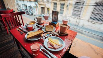 Desayuno a la carta todos los días (con cargo)