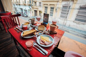 Daily cooked-to-order breakfast for a fee - RentUp Suites Salta (Salta)