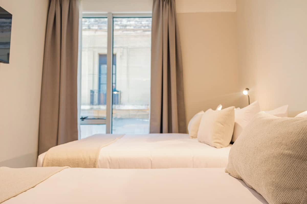Een kluis op de kamer, verduisterende gordijnen, gratis wifi, beddengoed